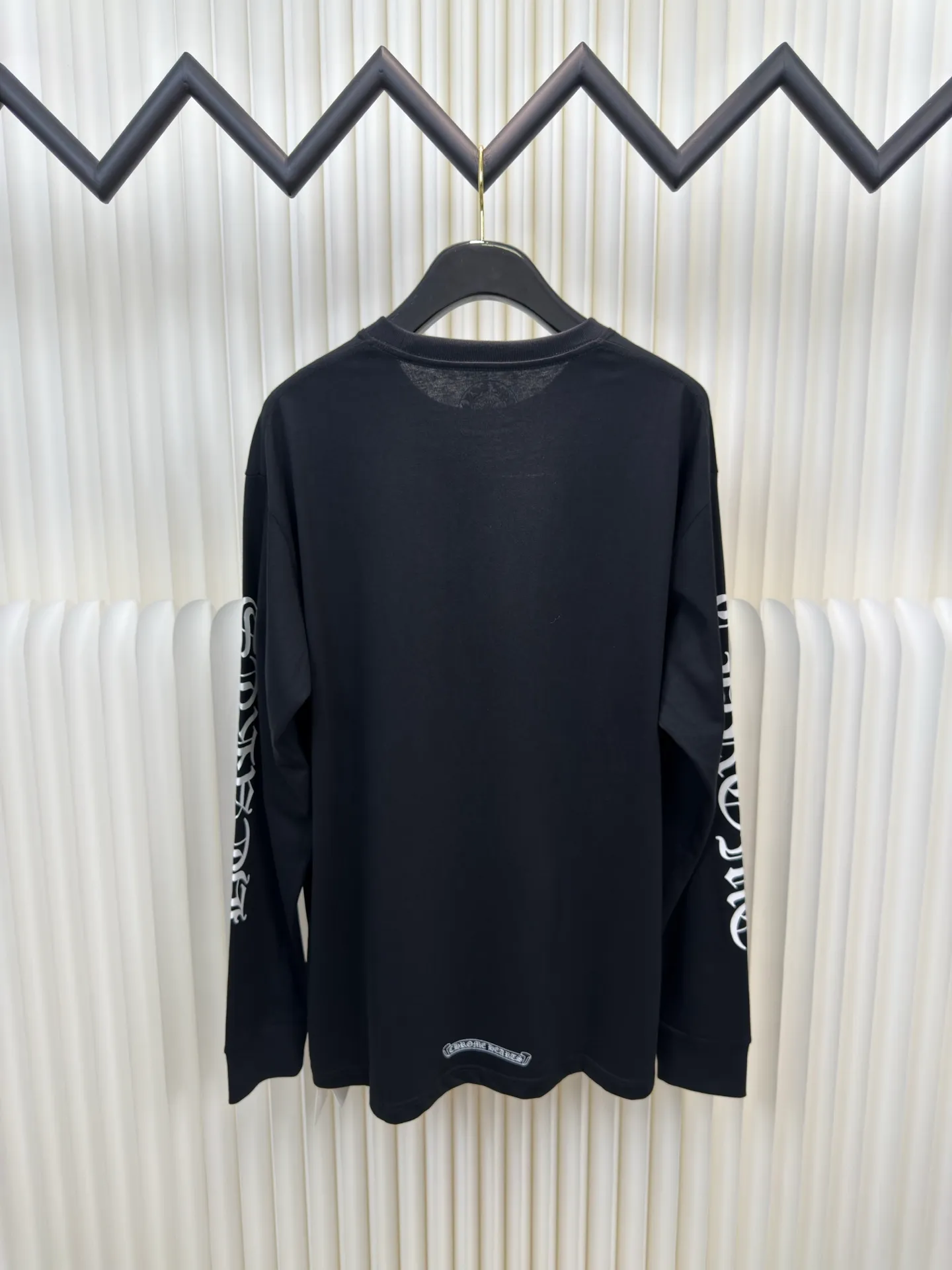 P290 Chrome Hear Sanskrit collar long sleeves. The fabric is made of 26 weave 200 grams cotton. The printing is ink printing. Customized accessories. Size S M L